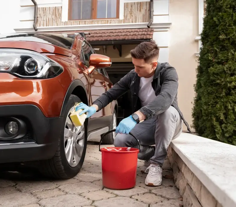 Lavage auto à domicile La Saunière : professionnel intervenant sur un véhicule